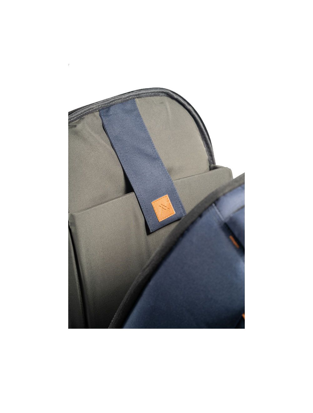 Travel-friendly design of L’AVVENTO BG806 with padded straps and trolley compatibility